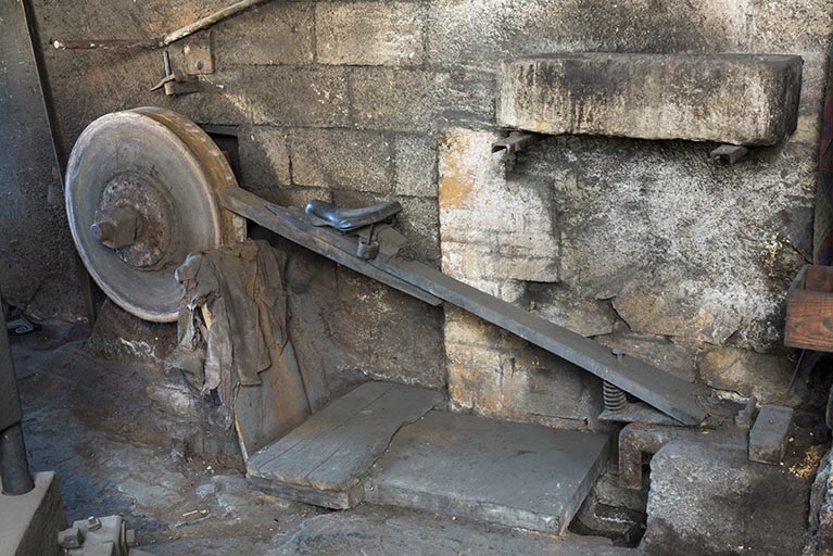 2 machines à meuler (poste d'émoulage et meuleuse double)