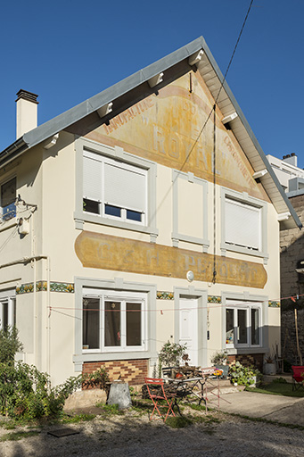 maison, puis usine d'horlogerie Pétolat Frères et Anguenot, puis Manufacture du chronomètre Le Royal G. et H. Pétolat, actuellement logements