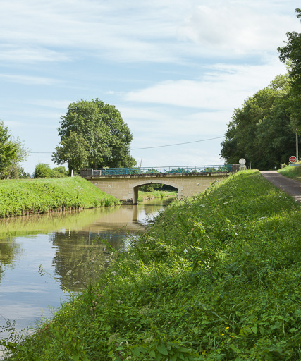 pont routier isolé de Magny (canal du Nivernais)