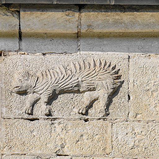 décor d'architecture : anges porte-écu, animaux, végétaux et symboles