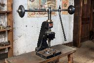 machine à découper par poinçon et à estamper (presse à balancier des Ets Gaston et Henri Venot)