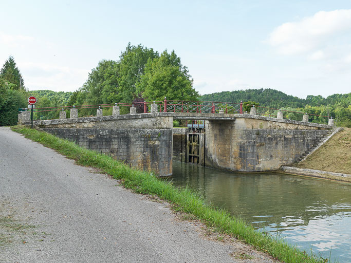 pont sur l'écluse 56, dite de la Place (canal du Nivernais)