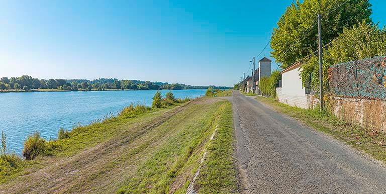 banquette de halage ; quai et port de La Colonne