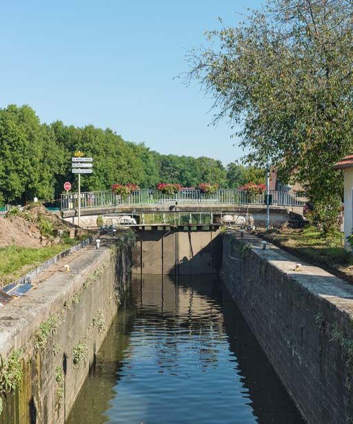 pont routier sur l'écluse 17 du versant Méditerranée dite de Saint-Bérain (canal du Centre)