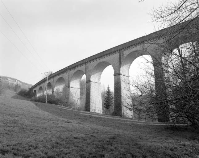 voie ferrée (embranchement de L'Hôpital-du-Grosbois à Lods de la ligne Besançon-Morteau)