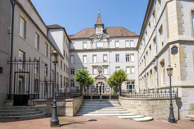 collège de jésuites, actuellement lycée Augustin Cournot.