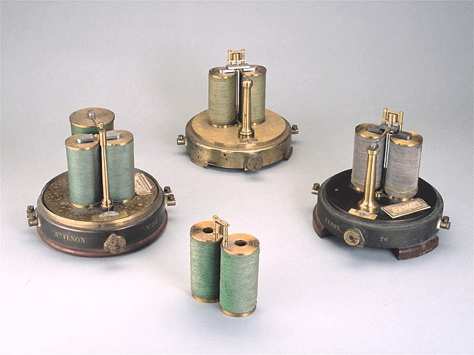 3 instruments de préparation (relais électriques dits systèmes de transfert du temps)