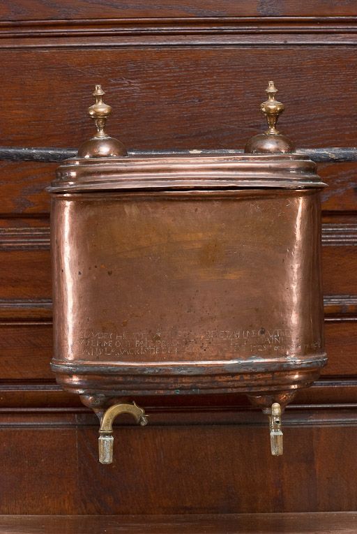 réservoir de fontaine de sacristie