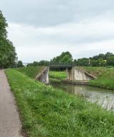pont routier isolé de Vernisy (canal du Nivernais)