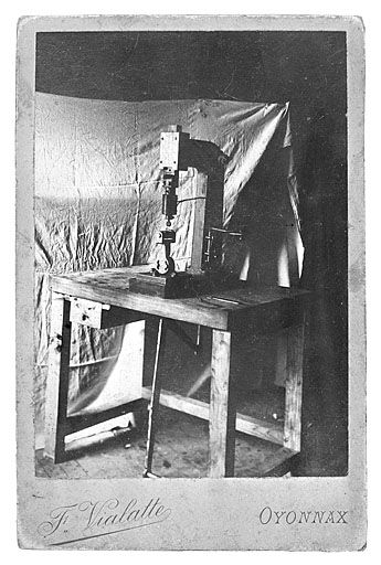 ensemble de l'atelier de montage et de finition des pipes d'Olivier Racine
