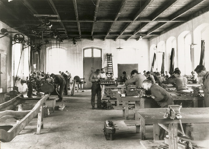 usine d'automobile Zedel, puis distillerie Pernot, usine de cycles Maire-Vuillemin