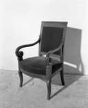 fauteuil de célébrant de style restauration