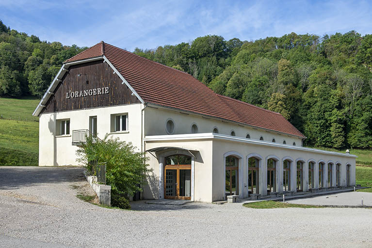 écurie et remise puis garage, actuellement salle des fêtes