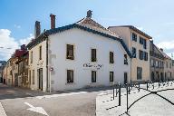 maison, puis distillerie E. Deniset Fils, puis Robbe, actuellement logement et magasin de commerce