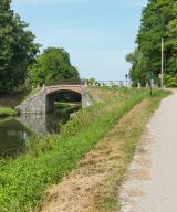 pont routier isolé des Romains (canal du Nivernais)