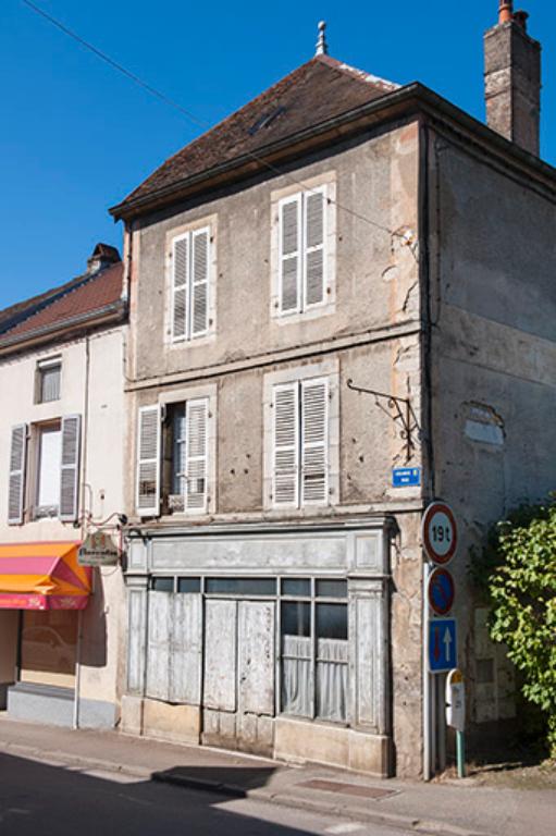 L'architecture commerciale de la commune de Gy