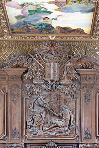 haut-relief (d'un lambris de revêtement) : la Justice relevant une femme dénudée (la Franche-Comté ?)