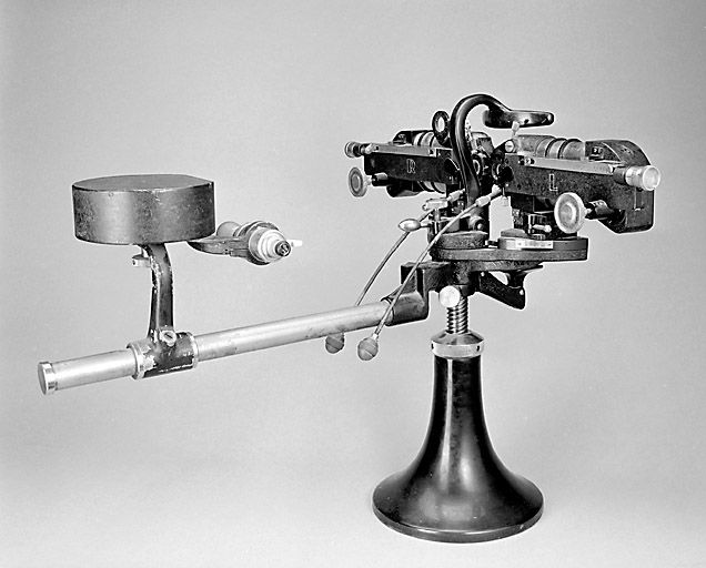 instrument de mesure des angles en optique et d'ophtalmologie Ruka (test d'acuité visuelle de Parinaud)