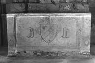 2 autels secondaires : autel de la Vierge et autel de sainte Madeleine