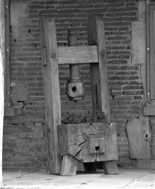 presse à fruits ou à légumes (presse à fruits, pressoir à huile (?), pressoir à vis centrale dit à étiquet)