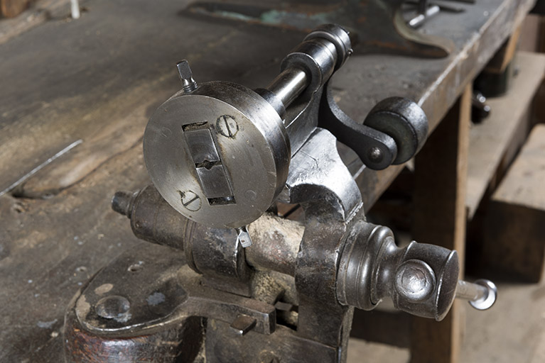 machine à usiner par outil de coupe (machine à tarauder dite la manique)