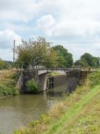 pont sur l'écluse 18 du versant Seine, dite du Creuset (canal du Nivernais)