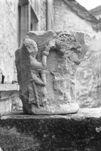 fragment de chapiteau double historié