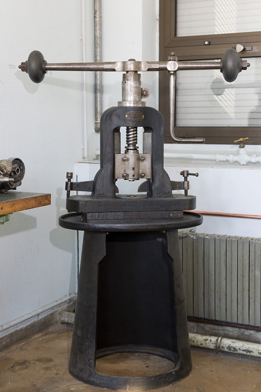 machine à découper par poinçon, à emboutir et à estamper (presse à balancier Douge)