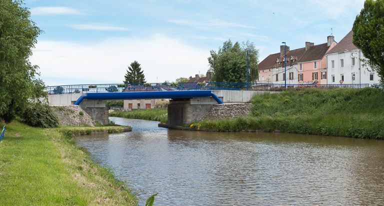 pont routier isolé de Blanzy (canal du Centre)