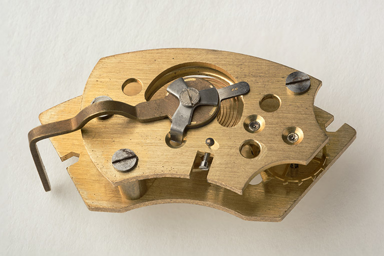 mécanisme d'horloge (échappement à chevilles et son porte-échappement)