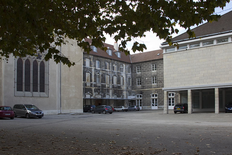 couvent des Cordeliers, collège Saint-François-Xavier puis des Pères Eudistes, lycée de jeunes filles, actuellement lycée Louis Pasteur