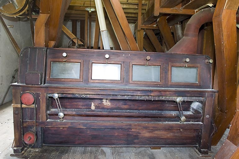 ligne de fabrication (mouture des céréales) : 4 machines à broyer (appareils à cylindres), 5 machines à séparer des solides (crible, sasseur, bluterie et plansichters), 5 machines à épurer mécaniquement (brosses à blé, brosses à son et batteuse-nettoyeuse de sacs), machine à laver (laveuse-essoreuse), machine à dépouiller (désaileur), machine à peser (balance automatique)
