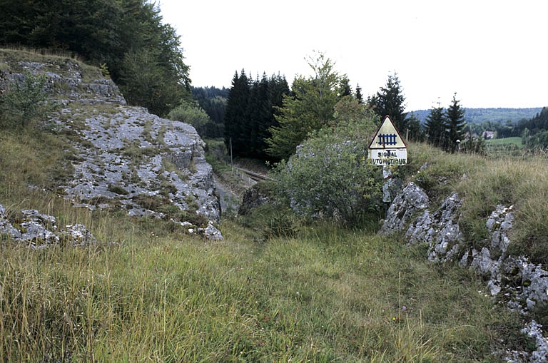 panneau de signalisation (panneau de danger : passage à niveau muni de barrières)