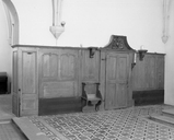 lambris de demi-revêtement et stalle de célébrant