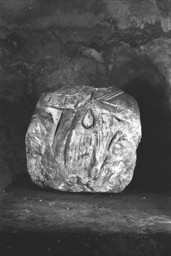 fragment de statue (torse) : saint Claude (?)
