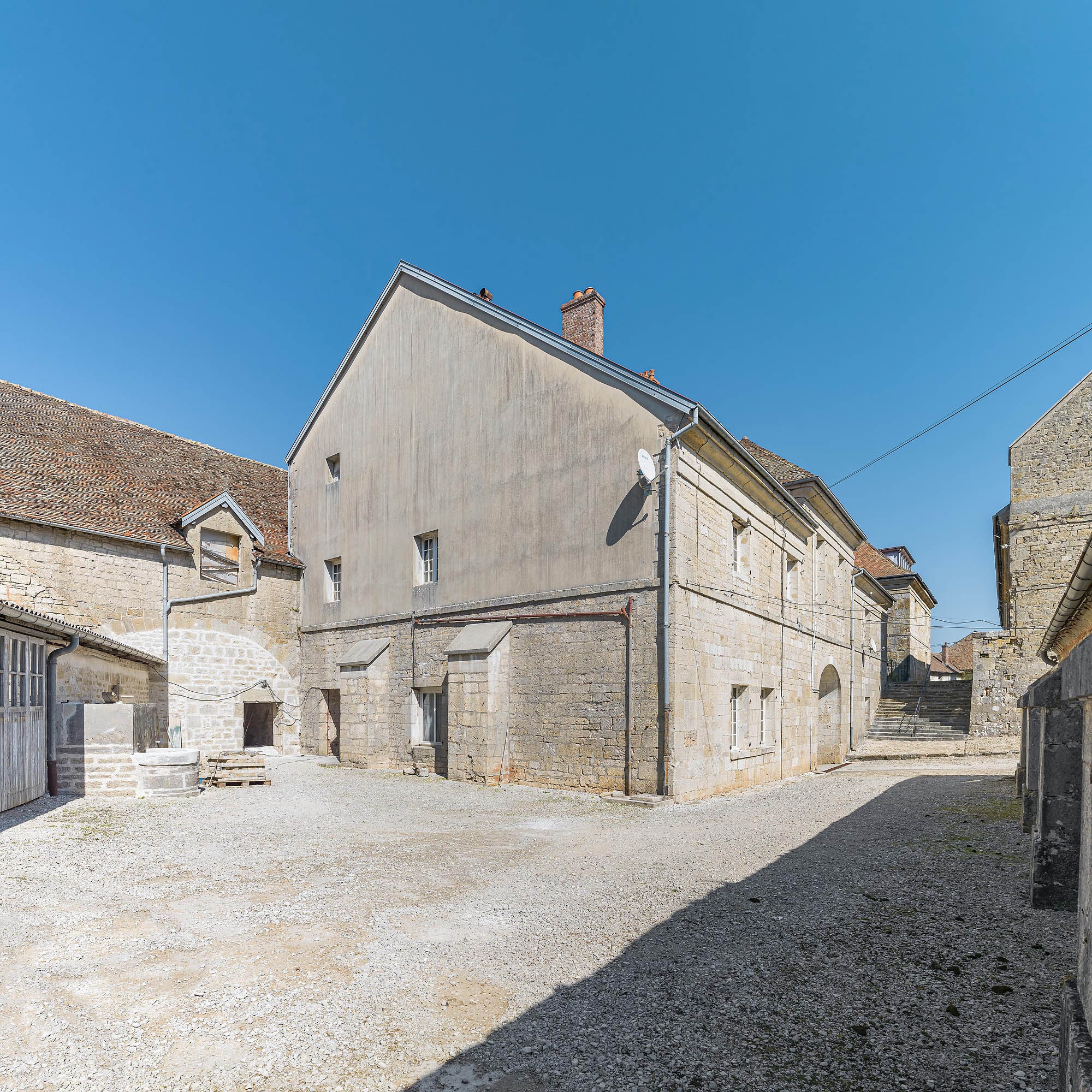 porte monumentale et logement du commandant du fort, puis logement des officiers