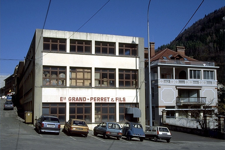 usine de tabletterie, usine d'articles en matière plastique, usine de pièces détachées en matière plastique Grand-Perret