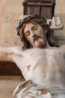 statue (grandeur nature) : le Christ en croix