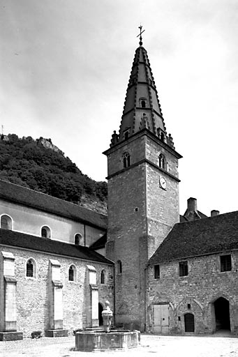 abbaye Saint-Pierre, actuellement église paroissiale Saint-Jean-Baptiste, habitation et musée