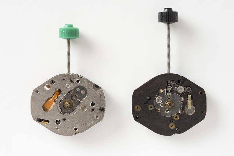 mécanismes d'horloge (2 mouvements de montre à quartz France Ebauches FE 6320 et 6920)