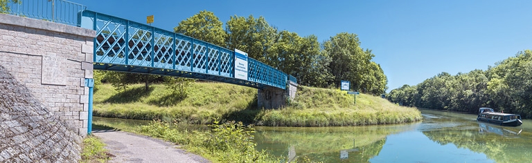 passerelle sur le canal entre Champagne et Bourgogne