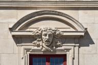 le décor de la façade (masques sculptés et décor d'architecture)