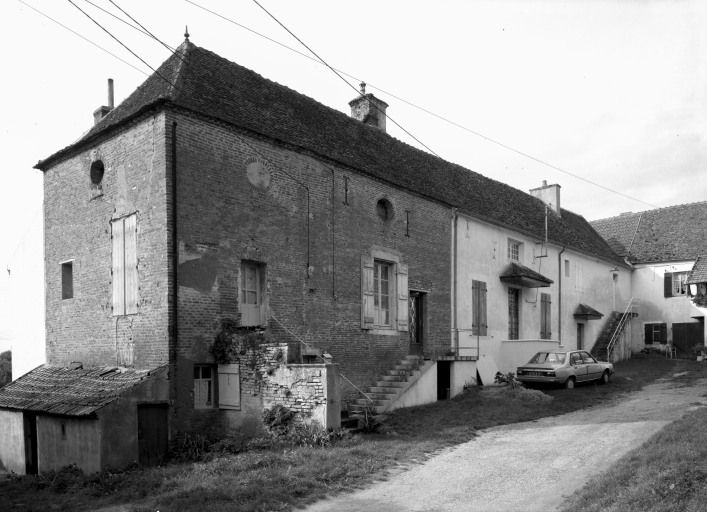ancien prieuré Saint-Pierre, actuellement maisons d' habitation