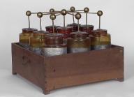 instrument de démonstration en électrostatique n° 12 : batterie de condensateurs à 9 jarres (bouteilles de Leyde)