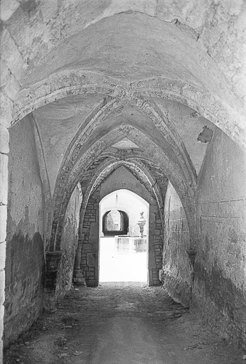 abbaye Saint-Pierre, actuellement église paroissiale Saint-Jean-Baptiste, habitation et musée