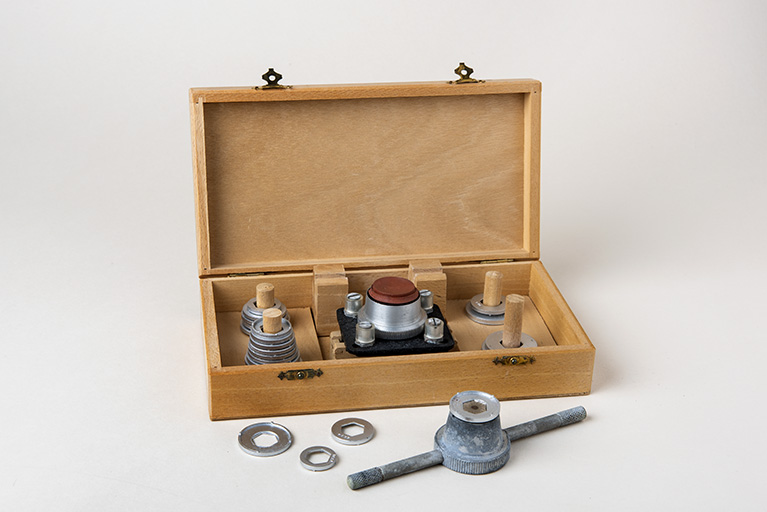 outils spécifique aux métiers de l'horlogerie (clef pour fonds et verres de montre)