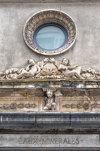 groupe sculpté : deux enfants couronnés de laurier