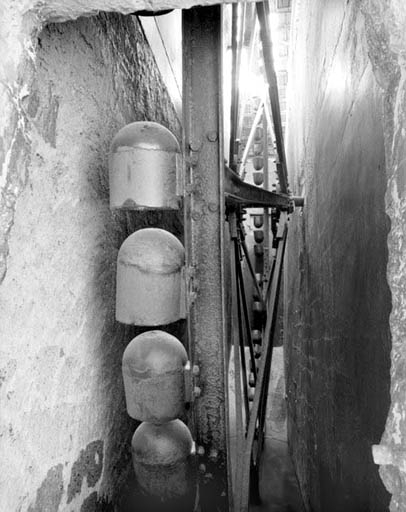 machine à distribuer, machine à homogénéiser, machine à convoyer en discontinu (noria de la ligne de débitage du marbre)