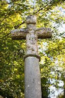 L'architecture funéraire et commémorative de la commune de Demangevelle : cimetière, croix et monument aux morts.
