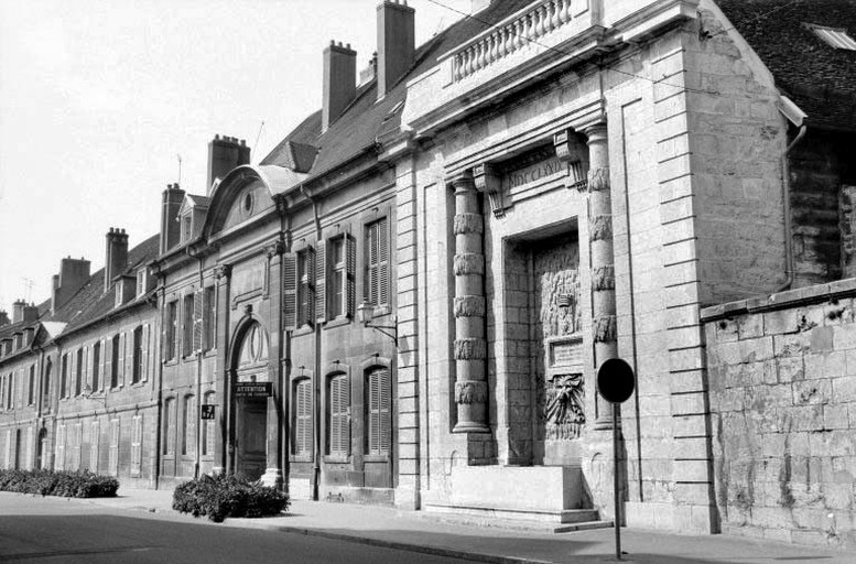 hôtel, distillerie Morel-Perron, puis fromagerie, laiterie industrielle, actuellement entrepôt public